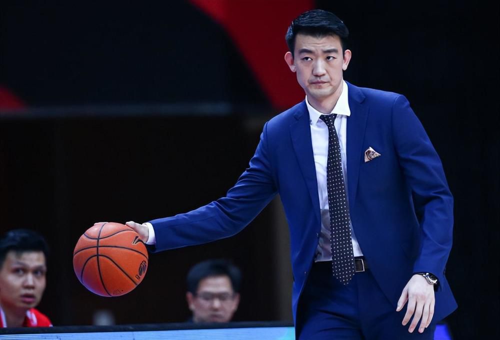 林志玲身穿一袭洛丽塔式的长裙现身，更获贺军翔、陈柏霖两大帅哥左右护花，心情不错的她频频撩发秀性感。