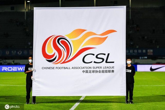 黄晓明与绯闻划清界线 活动现场开心微笑玩自拍 2013-12-26 上海，12月26日，第四届明星公民启动仪式举行。