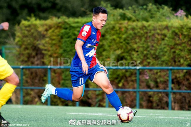 有传闻指甄子丹与前妻梁静慈所生的长子甄文焯(Jeff)“爆肺”入院，梁静慈在医院哭求前夫甄子丹探望儿子但不果，儿子更疑似在社交网络上说爸爸狠心 甄子丹新年再登封面 谈好莱坞作品信心十足 2017-01-04 1月3日，甄子丹写真登上《hashtag legend》一月刊封面并接受采访。