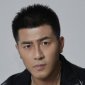 朴赞郁讲述《蝙蝠》幕后故事 争议场面一一解读 2009-05-13 朴赞郁 电影《蝙蝠》的导演朴赞郁在10日首尔狎鸥亭CGV电影院举办的活动中，面向90名观众做了颇有深度的报告，并在与观众们的对话中，对影片中引起争议的一些场面做出了解释。
