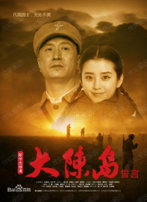 前“阿汤嫂”凯蒂带女南非游玩 低胸背心秀身材 2013-11-11 当地时间11月10日，南非开普敦，前“阿汤嫂”凯蒂·赫尔姆斯带着女儿苏瑞在公园玩耍，凯蒂身穿低胸背心大秀身材，而小苏瑞则身穿绿裙，俏丽可爱。